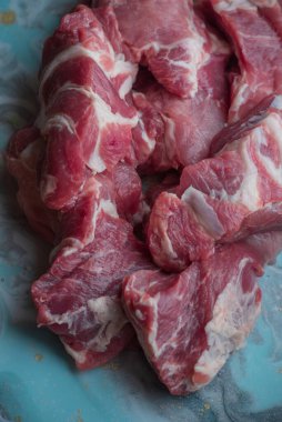 Çiğ domuz. Çiğ domuz dilimleri. Çiğ domuz dilimleri. Domuz şişleri.