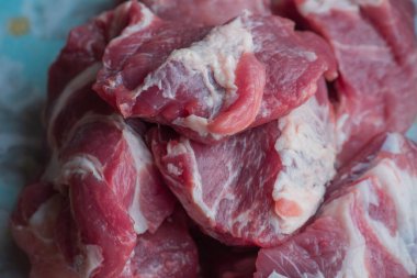 Çiğ domuz. Çiğ domuz dilimleri. Çiğ domuz dilimleri. Domuz şişleri.