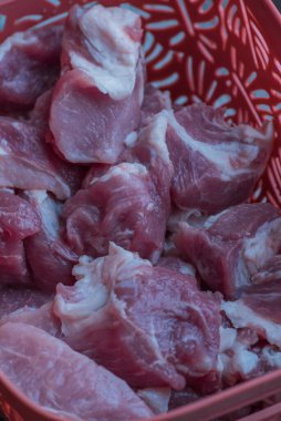 Çiğ domuz. Çiğ domuz dilimleri. Çiğ domuz dilimleri. Domuz şişleri.