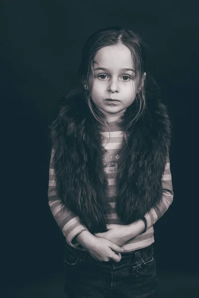 Schöne Mädchen Mit Verschiedenen Gesichtsausdrücken Arme Erhoben Kleines Mädchen Auf — Stockfoto