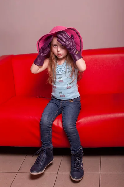 Menina Bonita Fazendo Expressões Diferentes Braços Levantados Menina Jeans Retrato — Fotografia de Stock