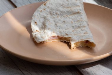 Pita, sosisli pitta ekmeği. Peynirli ve sosisli Pita. Yemek fotoğrafçılığı