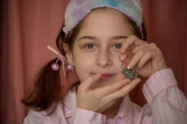 Kafkasyalı bir kızın yakın portresi. 9 yaşındaki bir kız. Küçük kız.