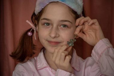 Kafkasyalı bir kızın yakın portresi. 9 yaşındaki bir kız. Küçük kız.