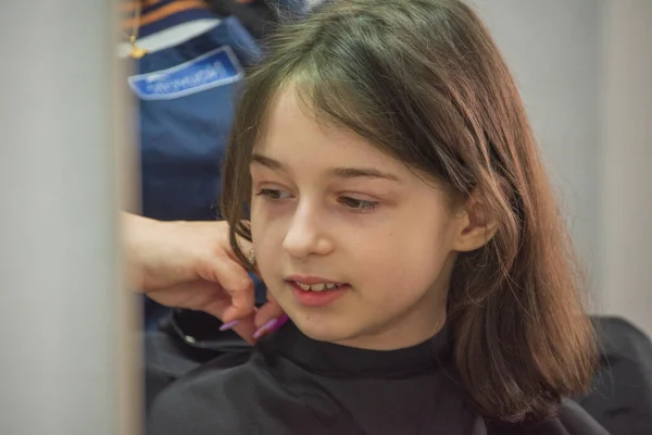 美容室のコンセプト 女の子は美容室で前髪を切った 髪を切る 美容室で9歳の女の子 十代の若者 — ストック写真
