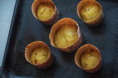 Üzümlü ve şekerli meyveli maya hamuru. Şekerli meyve ve kuru üzümlü maya hamuru, bayram pişirme konsepti. Tatlı Üzümlü Hamur yapıyorum. Paskalya pastası için meyveli pasta. Yemek pişirme