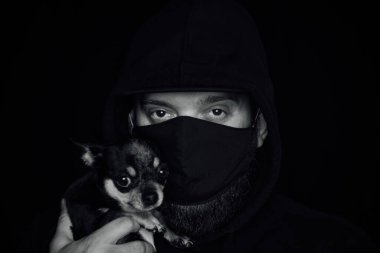 Yüzüne siyah solunum maskesi takan bir adam. Siyah maskeli bir adam. Virüs. Coronavirus. Enfeksiyon virüsüne karşı korumak için solunum maskesi takan bir adam.