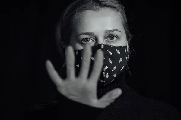 Uma Mulher Com Uma Máscara Protectora Jovem Mulher Vestindo Casa — Fotografia de Stock