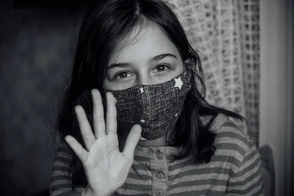 戴着医疗防护面具的女孩科罗纳威斯流行病概念形象 停止病毒 防护设备 女孩9岁 戴着医疗面具 穿红衣服的青少年 — 图库照片