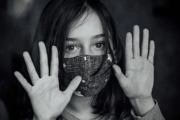 Dívka Ochranné Masce Koronavirová Epidemie Koncepční Obraz Symbol Zastavte Ten — Stock fotografie
