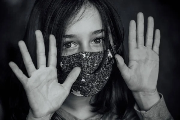 Menina Uma Máscara Protetora Médica Epidemia Coronavírus Imagem Conceitual Símbolo — Fotografia de Stock