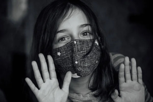 Dziewczyna Medycznej Masce Ochronnej Epidemia Koronawirusów Konceptualny Obraz Symbol Zatrzymać — Zdjęcie stockowe