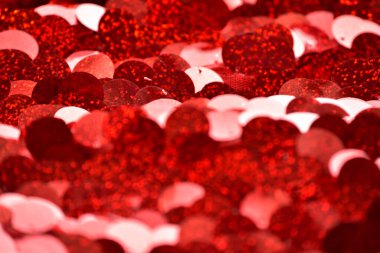 Kırmızı pullar. Pırıl pırıl pullar. Arka plan için kırmızı pullu kumaş. dikdörtgen kırmızı, pullu parlak kumaş, Noel arkaplanı. Dokuma sekansları, kırmızı boncuklar. Moda Kumaşı