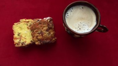 Geleneksel Paskalya pastası. Bir fincan kahve ve paskalya pastası. Espresso ve pasta. Şekerli meyve, kurutulmuş meyve, kahvaltı.