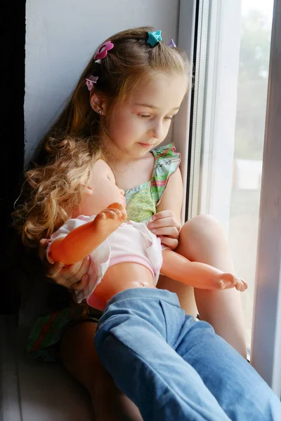 Kleines Mädchen Fenster Ein Jähriges Mädchen Sitzt Hause Fenster Kindheit — Stockfoto