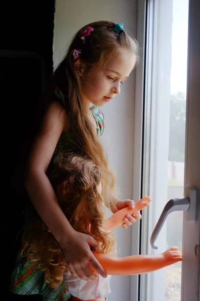 Kleines Mädchen Fenster Ein Jähriges Mädchen Sitzt Hause Fenster Kindheit — Stockfoto