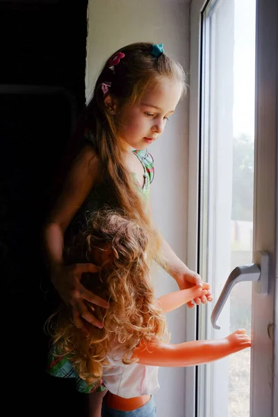 Kleines Mädchen Fenster Ein Jähriges Mädchen Sitzt Hause Fenster Kindheit — Stockfoto