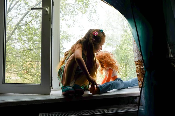 Niña Junto Ventana Una Niña Años Sienta Junto Ventana Casa — Foto de Stock