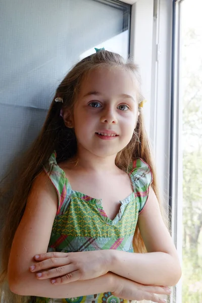 Uma Menina Junto Janela Uma Menina Anos Senta Janela Casa — Fotografia de Stock