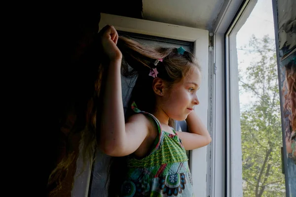 Mała Dziewczynka Przy Oknie Pięciolatka Siedzi Przy Oknie Domu Dzieciństwo — Zdjęcie stockowe