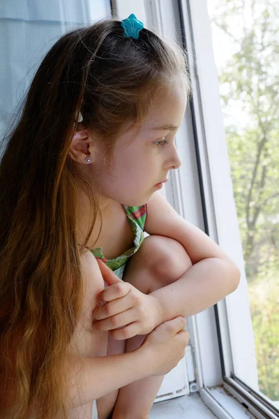 Kleines Mädchen Fenster Ein Jähriges Mädchen Sitzt Hause Fenster Kindheit — Stockfoto