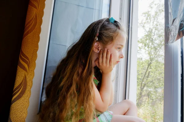 Kleines Mädchen Fenster Ein Jähriges Mädchen Sitzt Hause Fenster Kindheit — Stockfoto