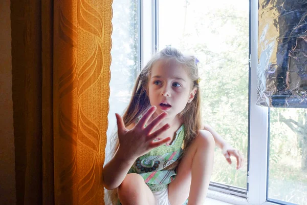 Κοριτσάκι Δίπλα Στο Παράθυρο Ένα 5Χρονο Κορίτσι Κάθεται Στο Παράθυρο — Φωτογραφία Αρχείου