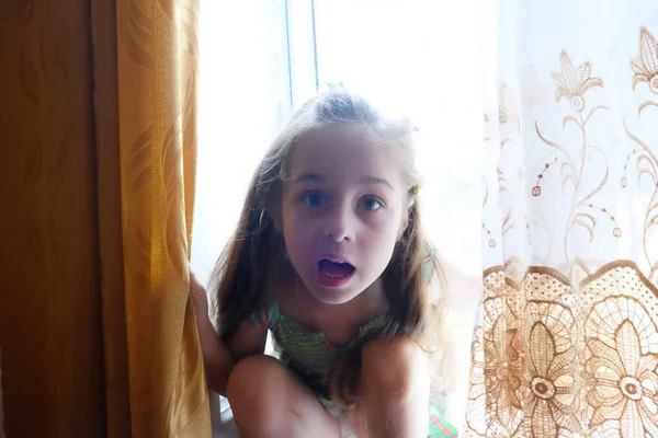 Uma Menina Junto Janela Uma Menina Anos Senta Janela Casa — Fotografia de Stock