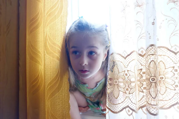 Κοριτσάκι Δίπλα Στο Παράθυρο Ένα 5Χρονο Κορίτσι Κάθεται Στο Παράθυρο — Φωτογραφία Αρχείου