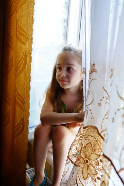 Маленькая Девочка Окна Пятилетняя Девочка Сидит Окна Дома Детство Дитя — стоковое фото