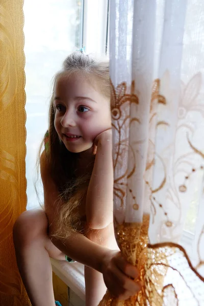 Uma Menina Junto Janela Uma Menina Anos Senta Janela Casa — Fotografia de Stock