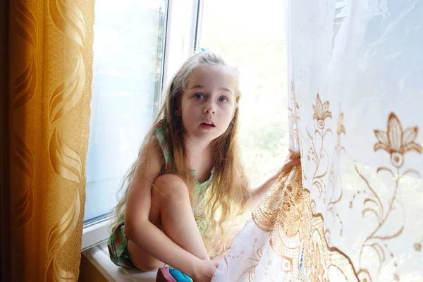 Маленька Дівчинка Біля Вікна Річна Дівчинка Сидить Біля Вікна Вдома — стокове фото