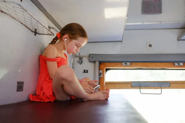 Jolie Fille Allongée Sur Étagère Supérieure Dans Train Vacances Été — Photo