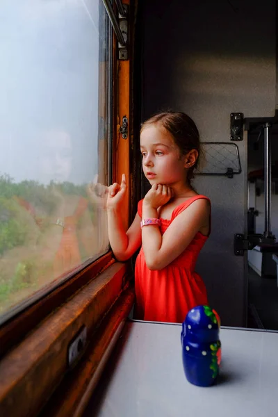 Мила Дівчина Потязі Концепція Літніх Канікул Подорожей Дівчинка Віком Від — стокове фото