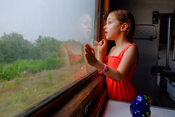 Linda Chica Tren Concepto Vacaciones Verano Viajes Una Niña Años — Foto de Stock