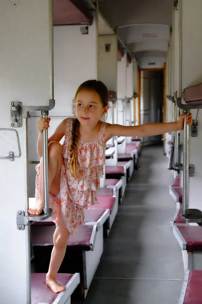 Linda Chica Tren Concepto Vacaciones Verano Viajes Una Niña Años — Foto de Stock