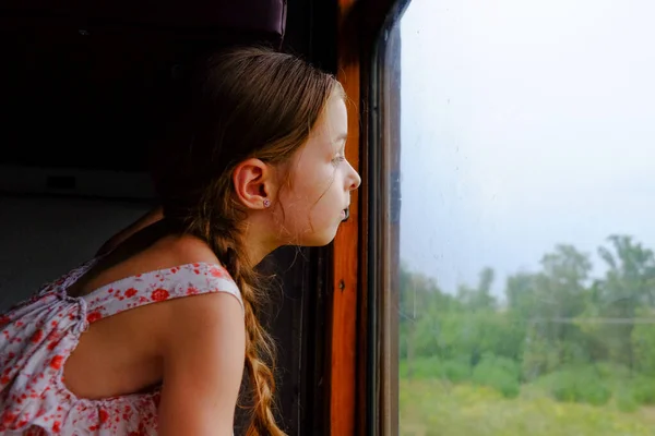 Linda Chica Tren Concepto Vacaciones Verano Viajes Una Niña Años — Foto de Stock