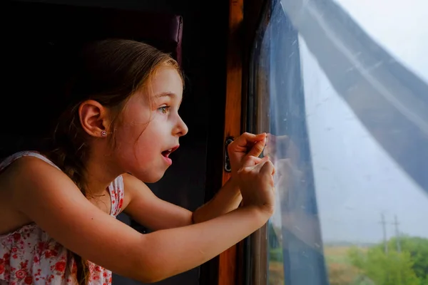 Linda Chica Tren Concepto Vacaciones Verano Viajes Una Niña Años — Foto de Stock