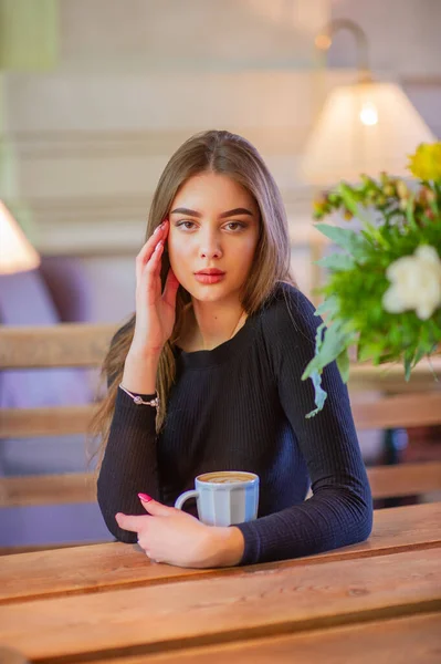 Porträt Eines Mädchens Brünette Einem Café Elegante Dame Schwarzen Kleid — Stockfoto