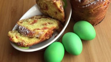 Paskalya kompozisyonu tatlı ekmek, kulich ve hafif arka planda yumurtalar. Paskalya bayramlarında kahvaltı konsepti. Paskalya pastası ve yumurta.