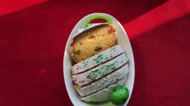 Paskalya kompozisyonu, tatlı ekmek, kulich ve kırmızı arka planda yumurtalar. Paskalya bayramlarında kahvaltı konsepti. Paskalya pastası ve yumurta.