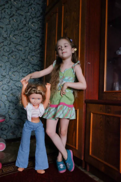 女の子が部屋で遊んでいる 家にいる少女 ブロンドの髪をした愛らしい幼児の女の子は人形と屋内で遊んでいます 家にいて — ストック写真