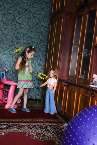 Chica Jugando Habitación Niña Casa Adorable Niña Con Pelo Rubio — Foto de Stock