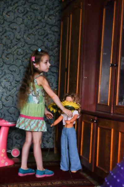 Rapariga Brincar Quarto Uma Menina Casa Menina Adorável Criança Com — Fotografia de Stock