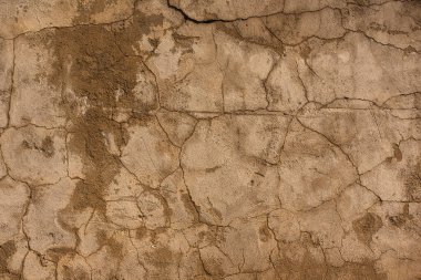 Duvardaki çatlak. Çatlak beton dokusu yakın plan. Polonyalı beton döşeme çatlağı.