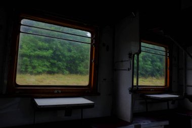Tren penceresinden doğa hareket ediyor. Tren penceresi