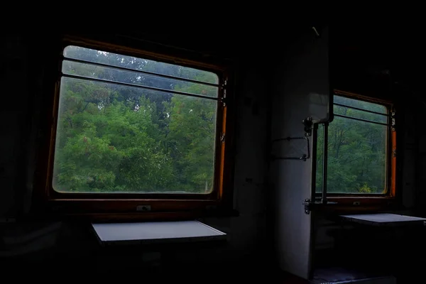 電車の窓からの動きの自然 列車の窓 — ストック写真