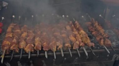 Dumanlı ızgarada marine edilmiş domuz etli shashlik. Izgarada kızartılmış barbekü. Açık ızgarada leziz kebap, açık mutfak. Şehirde yemek festivali. Lezzetli yemekler şiş şiş, yemek katında kızartılıyor.
