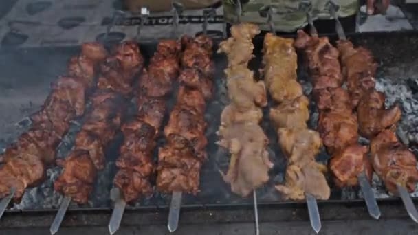 スモーキーなグリルのマリネポーク肉 Shashasha写々者 日本とアジアの写真を バーベキューグリルで揚げ オープングリル 屋外キッチンでおいしいBbqケバブグリル 市内のフードフェスティバル 串焼きやフードコートで焼くおいしい料理 — ストック動画