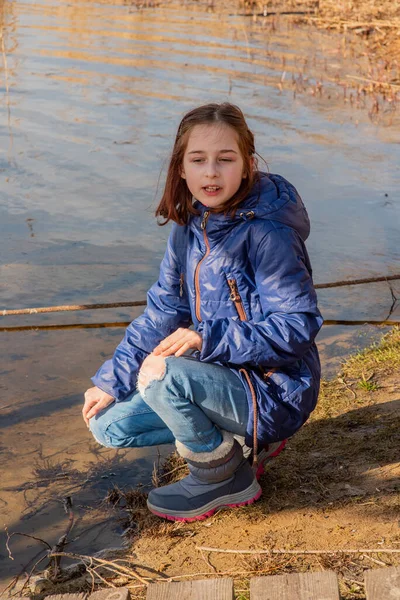 Una Niña Con Abrigo Piel Oveja Ligera Encuentra Orilla Del — Foto de Stock